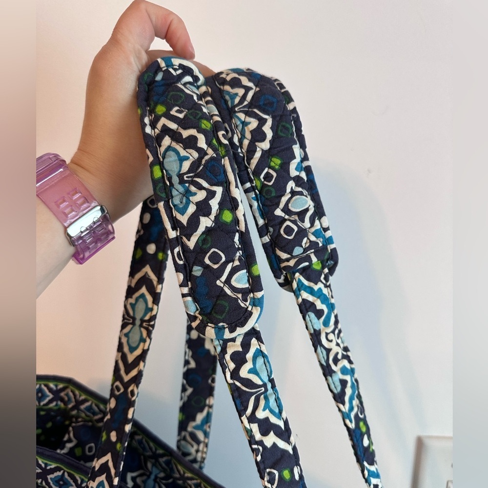 Vera Bradley Stylish Large Weekend Zippered Tote Bag - Picture 3 of 7